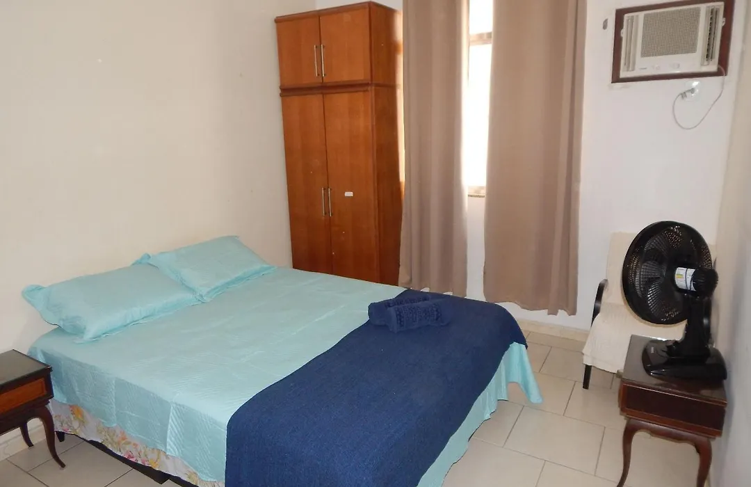 Espaçoso apto de 1 quarto na quadra da Praia-1