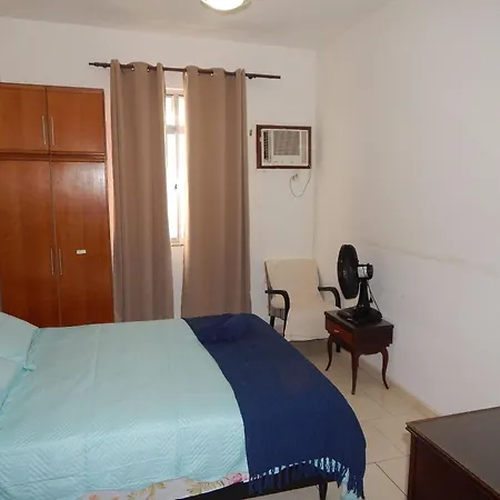 Espaçoso apto de 1 quarto na quadra da Praia-2