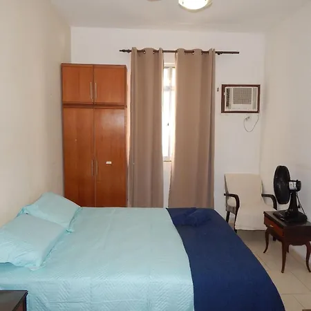 Espaçoso apto de 1 quarto na quadra da Praia-3